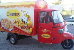 Cheerios Ape car in tour Mantova Outlet Fashion District