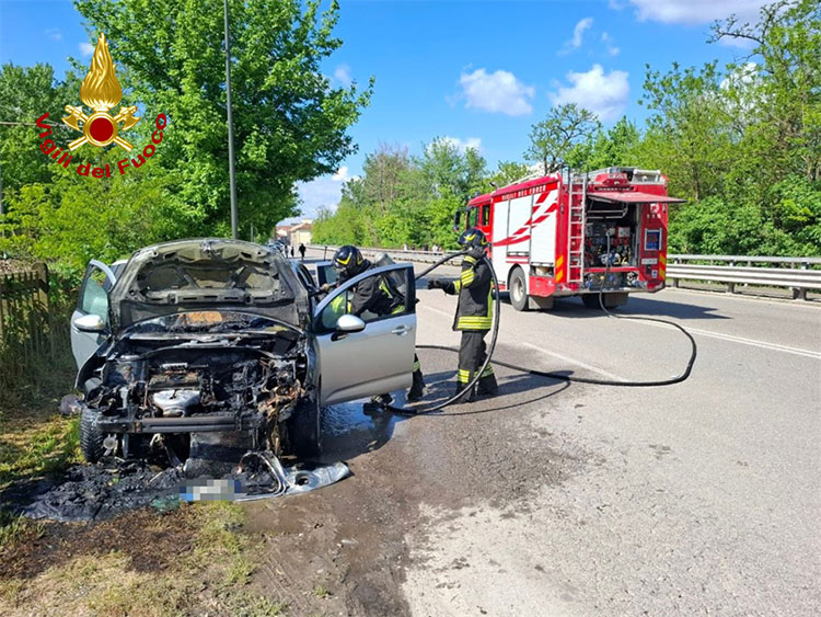 Incendio auto a GPL Mantova Ponte dei Mulini 18 aprile 2025