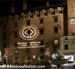 Mantova Palazzo del Podestà (da Piazza Broletto) - luminarie 2009