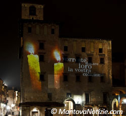 Mantova Palazzo del Podestà (da Piazza Erbe) - luminarie 2009