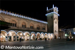 Mantova Piazza delle Erbe luminarie 2010