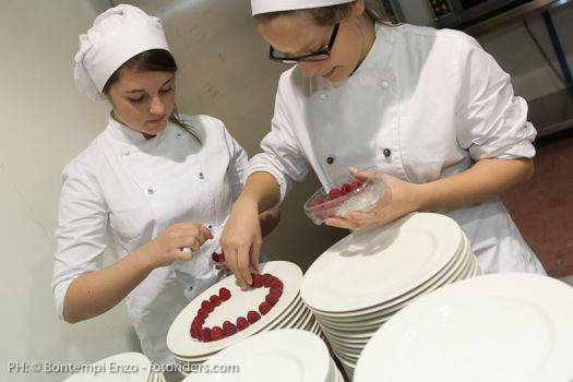 Ragazze istituto alberghiero, cucina