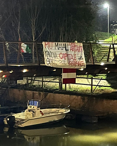 striscione Più maiali che abitanti: Mantova capitale dello sfruttamento animale Mantova 2024