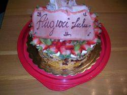 Torta frutta con scritta auguri