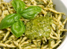 piatto di trofie al pesto